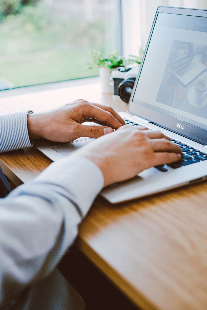 Un homme en train de travailler sur un ordinateur portable dans un bureau moderne.